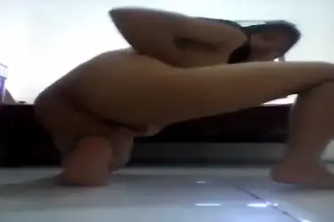Colmek Sambil Mendesah Di Kasur Jilbab Hitam